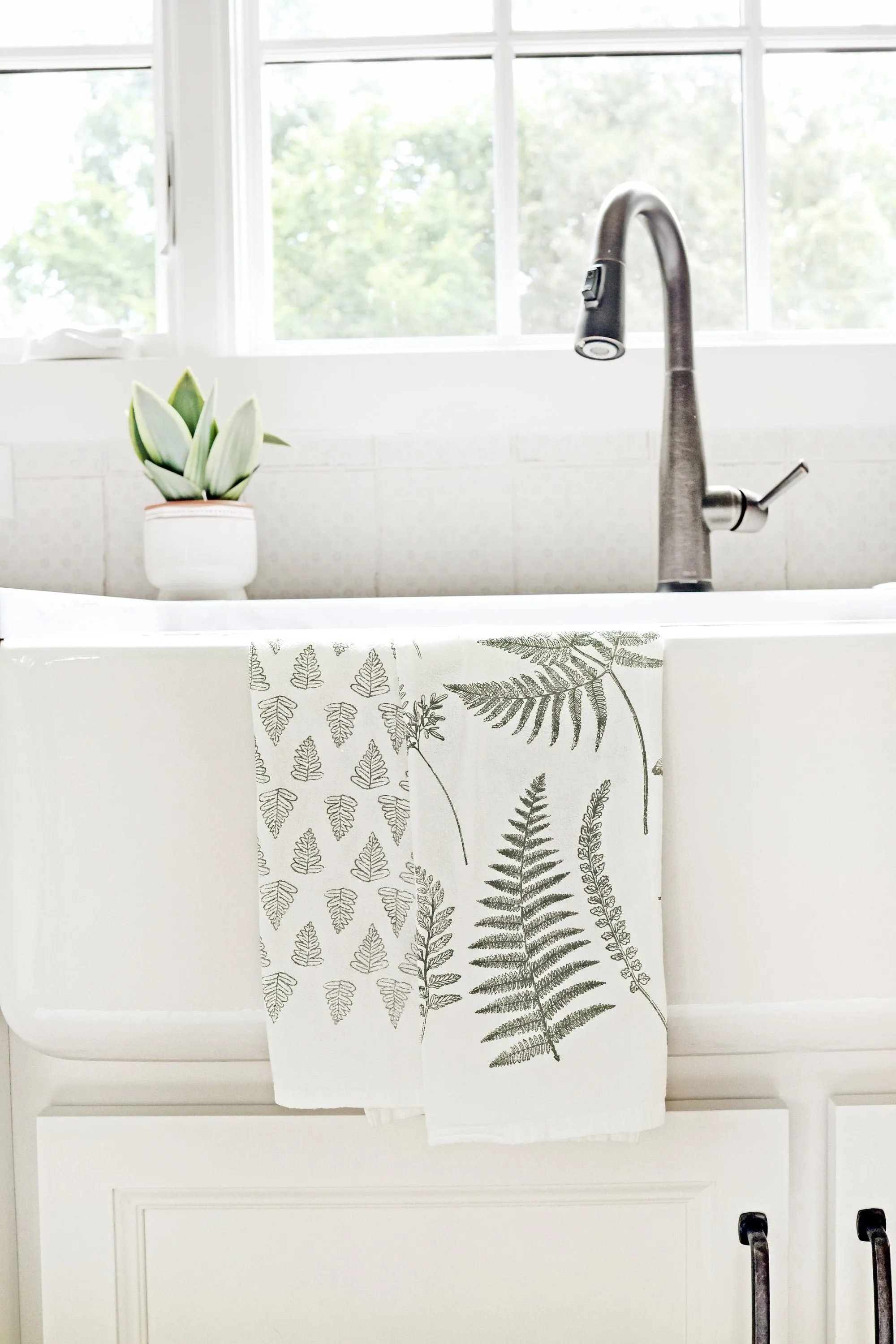 Fern Fronds Pattern Tea Towel Set of 2 by Jubilee Trading Company